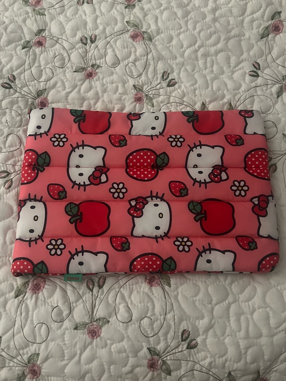 Hello Kitty x Baggu Puffy Laptop Sleeve (Apples) - Picture 2 of 2